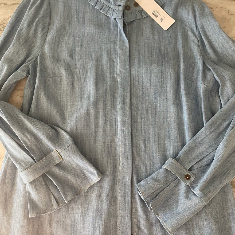 Soft Surrounding’s Light weight denim ladies top with great details💙